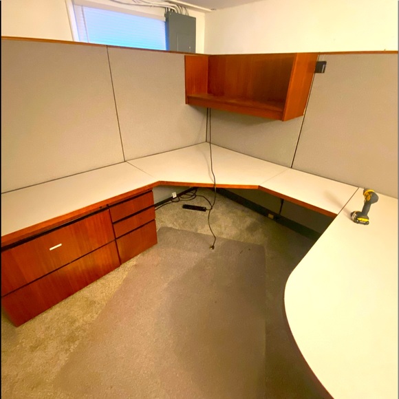 Huge cubicle office desk with chairs!